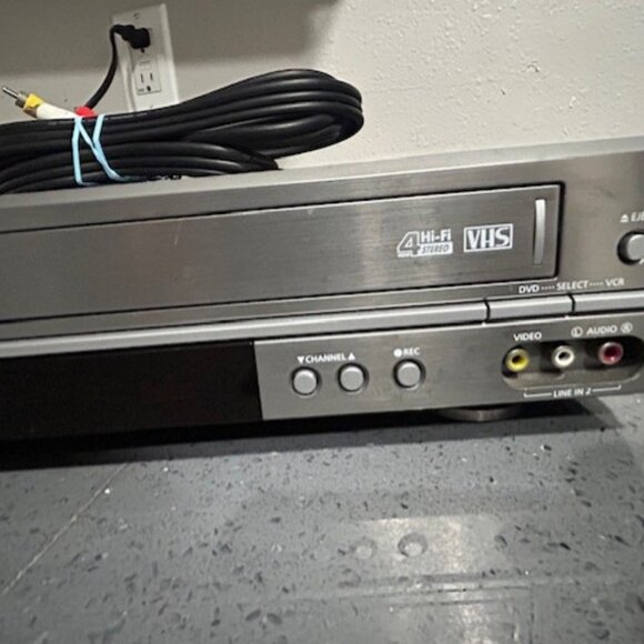 Samsung DVD/VHS Dual Deck DVD-V2000 4 Head Hi-Fi Stereo Dolby Digital. No Remote - Picture 5 of 9